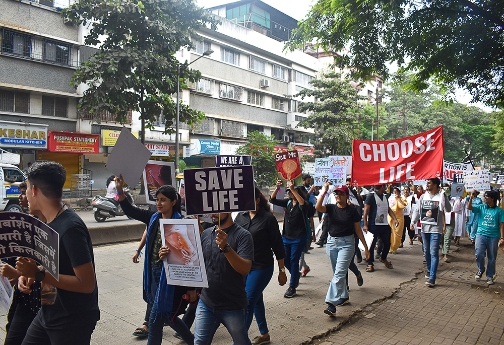 Des jeunes participent à la marche pour la vie organisée en 2025 à Bangalore.