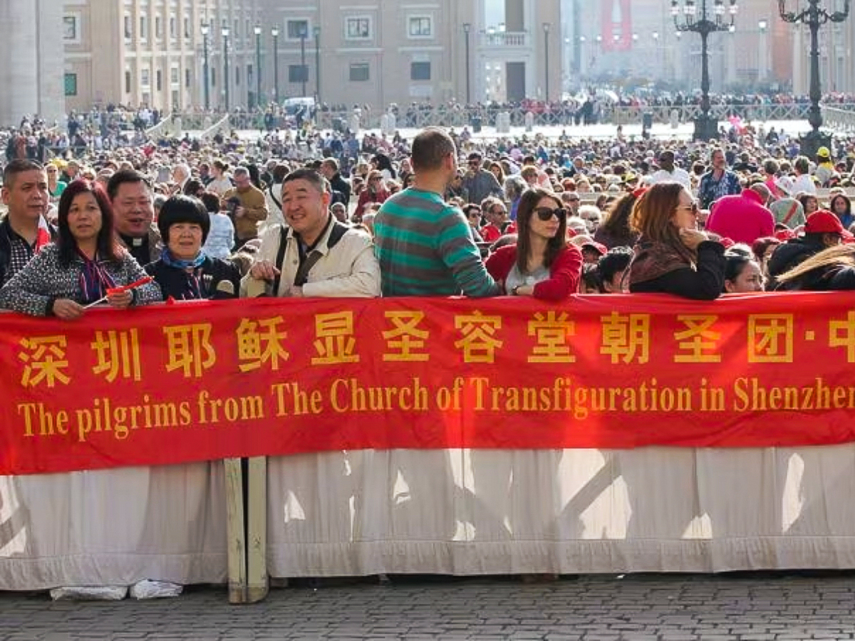 Des pèlerins chinois de Shenzhen assistent à l’audience générale sur la place Saint-Pierre le 5 avril 2016.