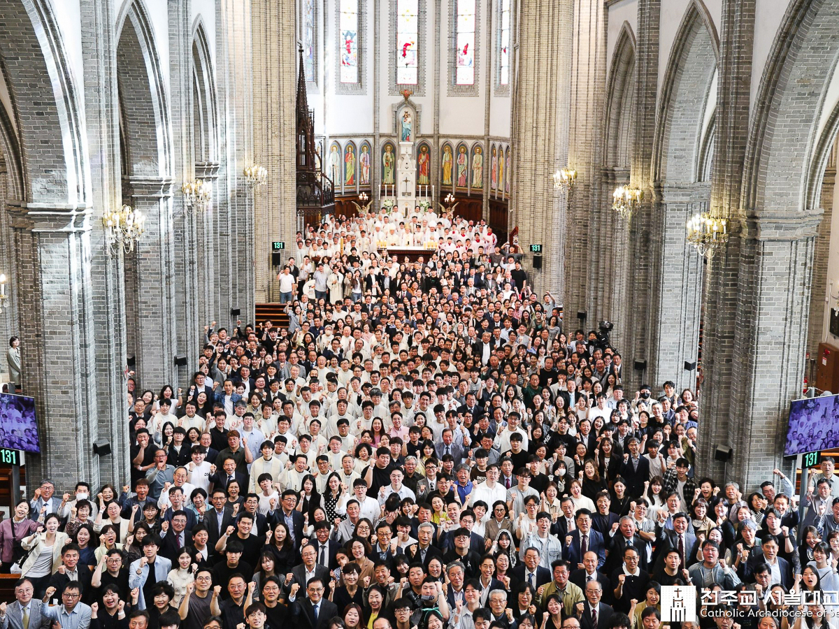 Dimanche 19 avril dans la cathédrale de Myeongdong, près de mille personnes ont participé à la messe de lancement des Comités paroissiaux en vue des JMJ de Séoul.