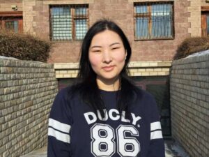 Enkhjin Baatar, 21 ans, devant la cathédrale Saints-Pierres-et-Paul d'Oulan-Bator.