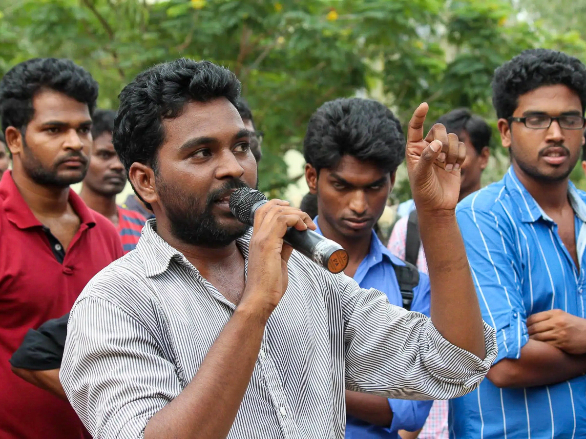 Inspiré par le destin tragique de Rohith Vemula (ici avec un micro lors d’une manifestation), la réforme défend le droit à l’éducation des étudiants issus des castes marginalisées.
