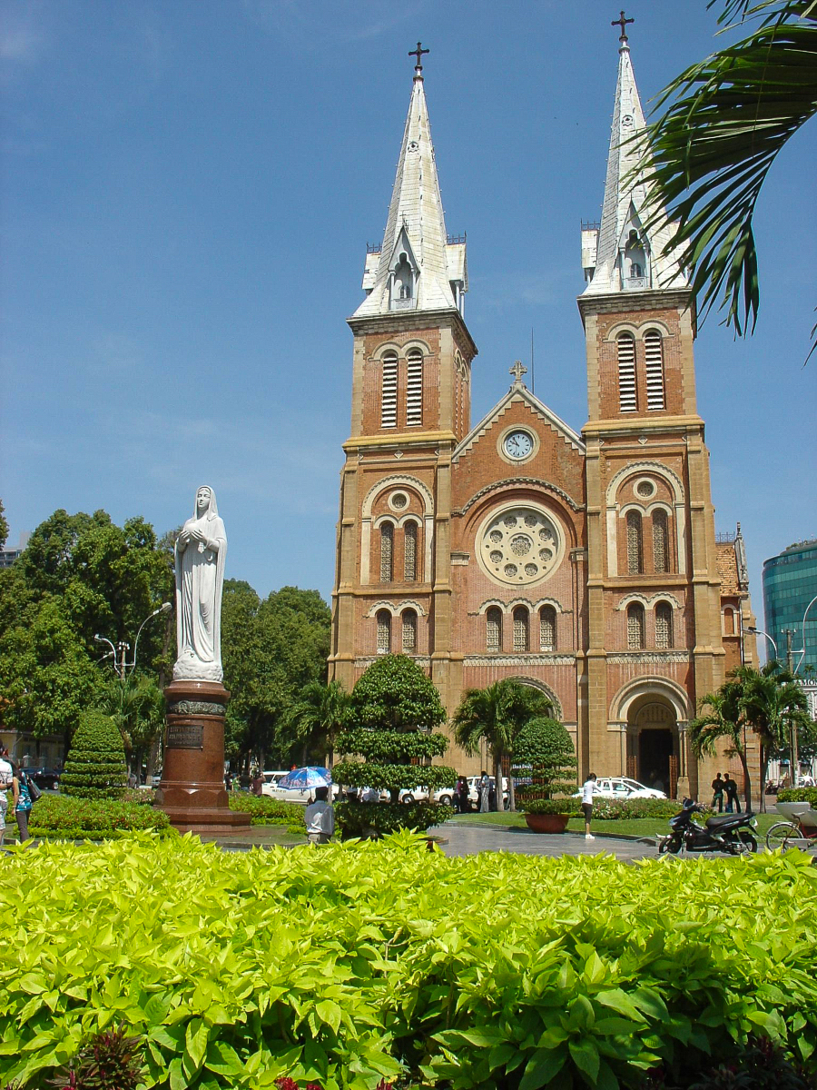 La cathédrale Notre-Dame de Saigon (ici en avril 2009) est en cours de rénovation depuis 2017.