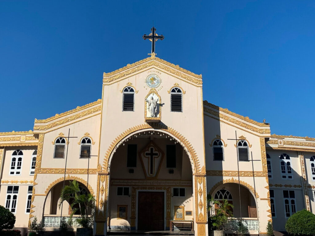 La cathédrale du Christ-Roi de Loikaw, occupée par l’armée en 2023, a rouvert ses portes pour la messe de Pâques.