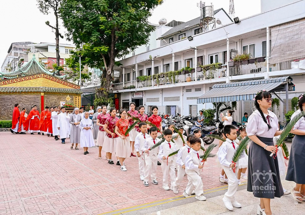 La procession était encadrée par deux haies d’honneur composées de représentants des associations vietnamiennes et chinoises en tenues traditionnelles.