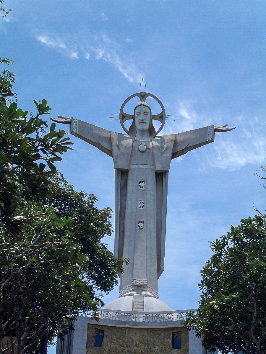 Bui Thi Kim Thanh devant la statue du Christ-Roi de Vung Tau (un monument de 32m de haut situé au sud du Vietnam).