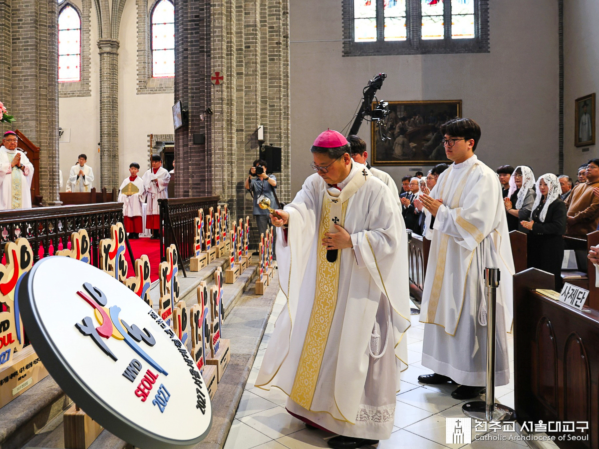 Le 19 avril, Mgr Pierre Chung Soon-taick, archevêque de Séoul, bénit 300 sculptures en bois du logo des JMJ de Séoul, au nom de chaque paroisse de l’archidiocèse.