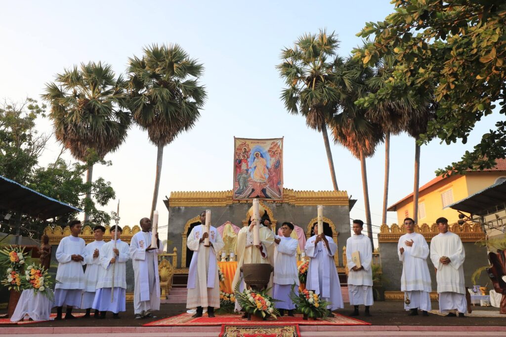 Samedi 4 avril à Phnom Penh, Cambodge, lors de la vigile pascale 2026.