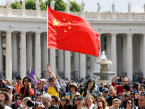 Le drapeau chinois brandi par un pèlerin au milieu de la place Saint-Pierre à Rome.