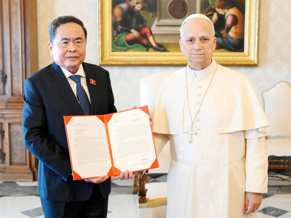 Le président de l'Assemblée nationale, Tran Thanh Man, le 11 avril avec le pape Léon XIV au Vatican.
