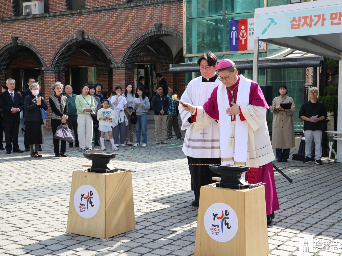 Mgr Pierre Chung Soon-taek, archevêque de Séoul, le 12 avril lors du lancement du projet « Barbed Wire Cross » devant la cathédrale de Myeongdong.