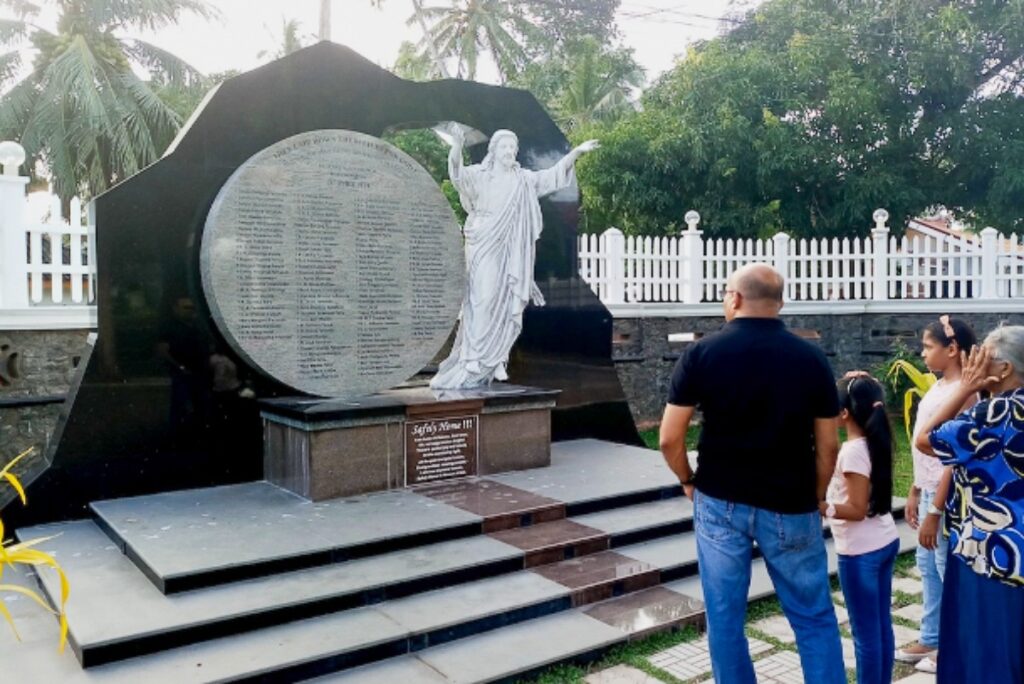 Un mémorial érigé devant l’église Saint-Sébastien de Katuwapitiya, à Negombo, qui porte les noms des martyrs décédés durant les attentats de Pâques 2019.