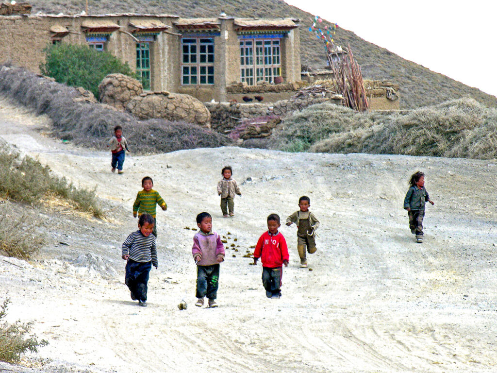 Des enfants tibétains à Gyangtse, Tibet. La Chine veut promouvoir l’identité chinoise Han dès le plus jeune âge.