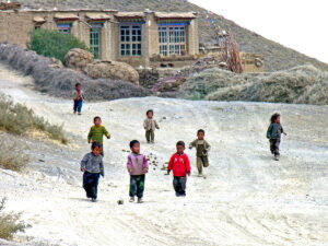 Des enfants tibétains à Gyangtse, Tibet. La Chine veut promouvoir l’identité chinoise Han dès le plus jeune âge.