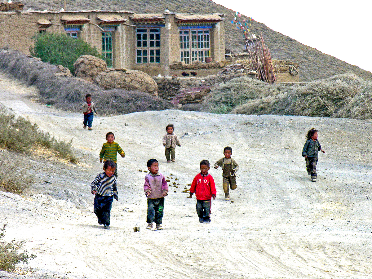 Des enfants tibétains à Gyangtse, Tibet. La Chine veut promouvoir l’identité chinoise Han dès le plus jeune âge.