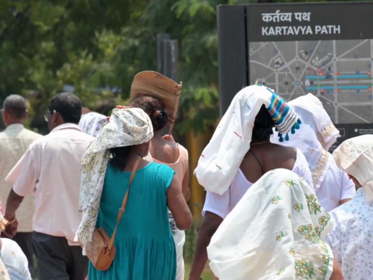 Des habitants de New Delhi se couvrent la tête alors que les températures dépassent 40°C.