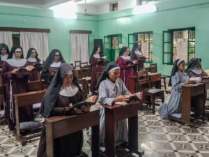 Des sœurs en prière dans la chapelle du monastère des clarisses de Mymensingh, dans le nord du Bangladesh.