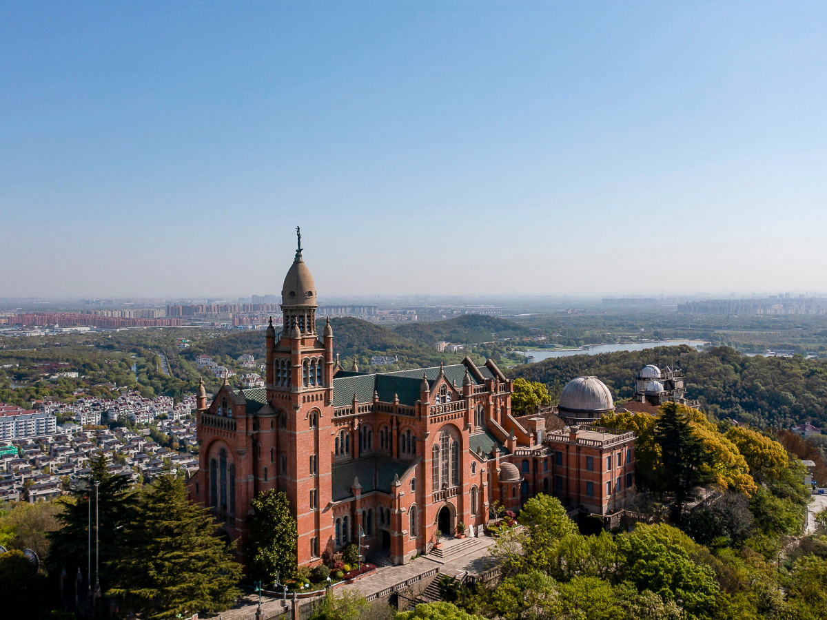 La basilique Notre-Dame de Sheshan est dédiée à Marie Auxiliatrice, dont la fête est célébrée le 24 mai.