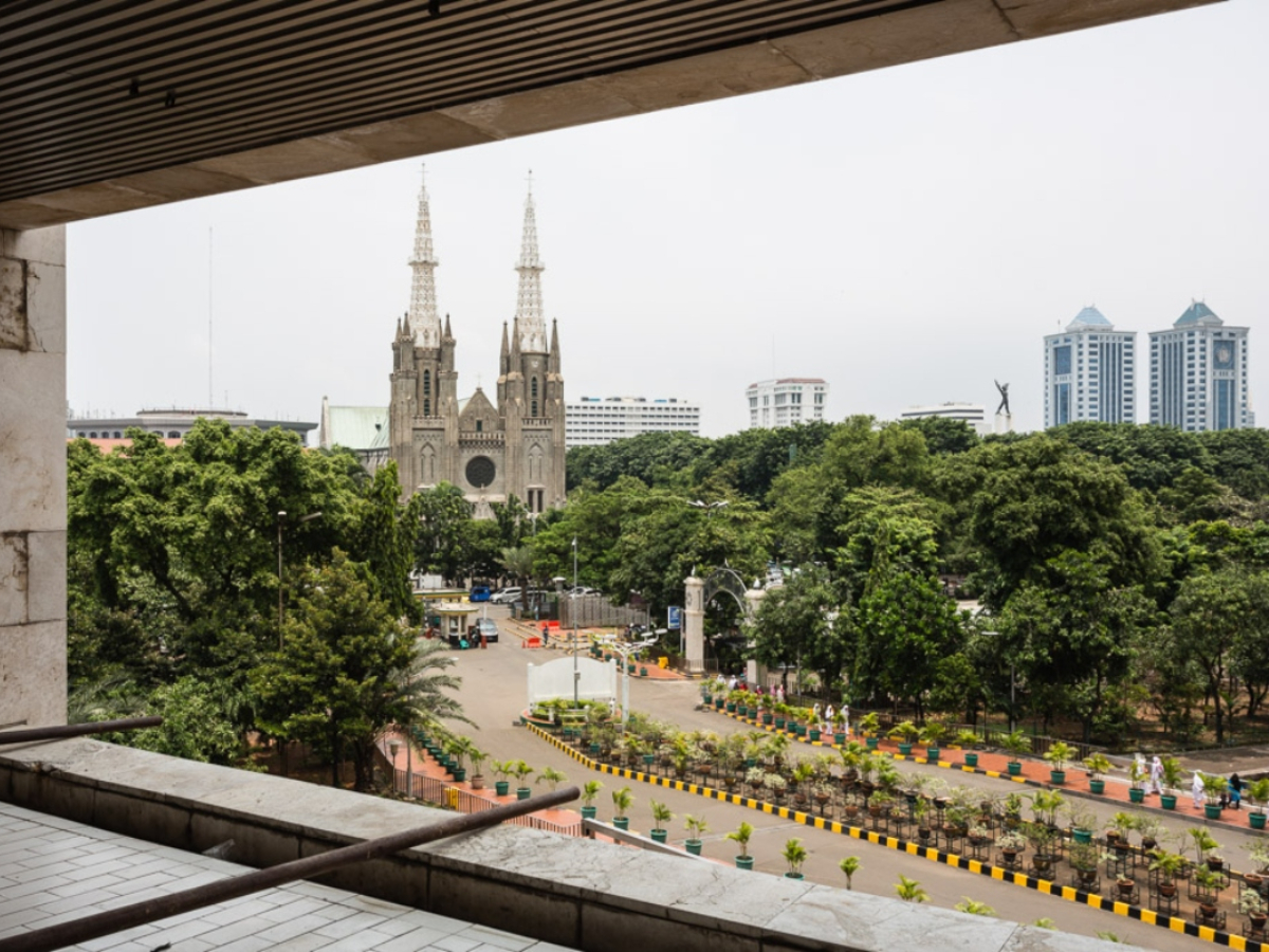 La cathédrale de Jakarta vue depuis la mosquée Istiqlal.