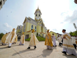 Le 2 mai, la consécration de la nouvelle église Saint-Joseph a débuté avec une procession en présence de plus de 2 000 fidèles.