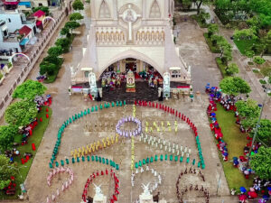 Le 3 mai, une procession mariale devant l’église de Dai Dong, dans le diocèse de Bui Chu (province de Nam Dinh, dans le nord du Vietnam).