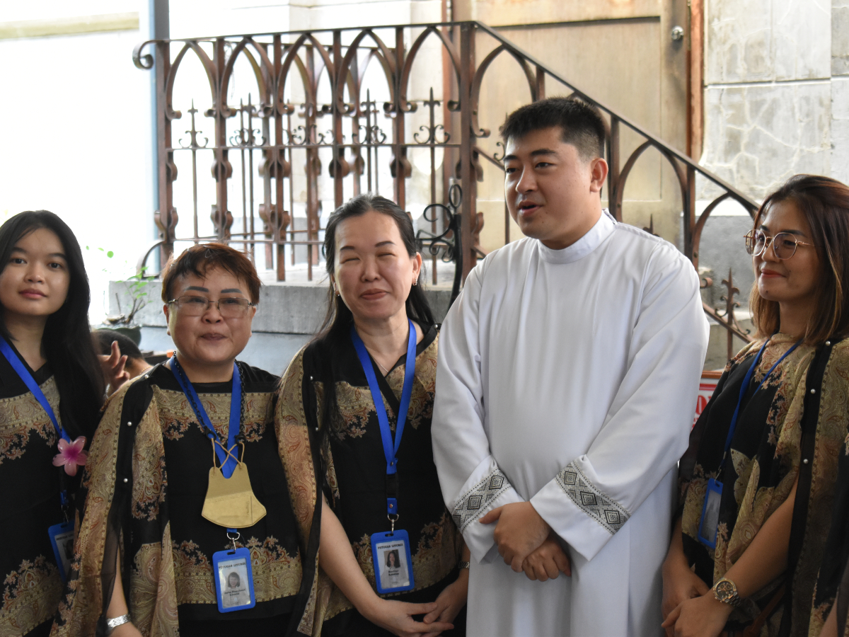 Un groupe de catholiques indonésiens devant la cathédrale de Jakarta, septembre 2024.