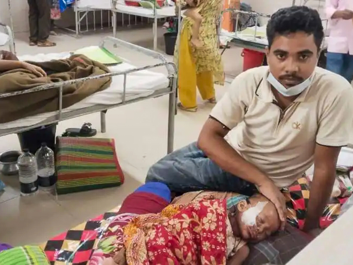 Un père et son enfant malade, le 6 mai 2026 dans un service réservé aux patients atteints de rougeole d’un hôpital de Dacca.