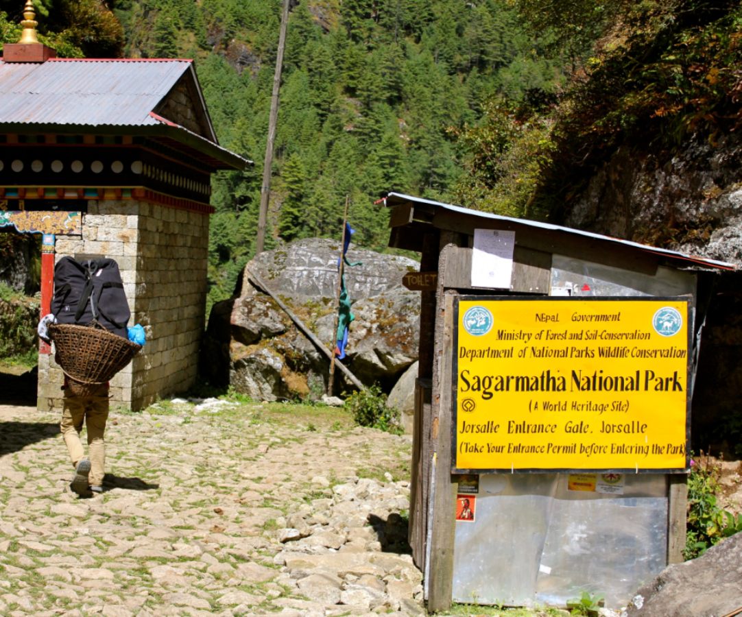Une entrée du Parc national de Sagarmatha (qui contient une partie de l’Himalaya et la partie sud du mont Everest), à Jorsalle au Népal.