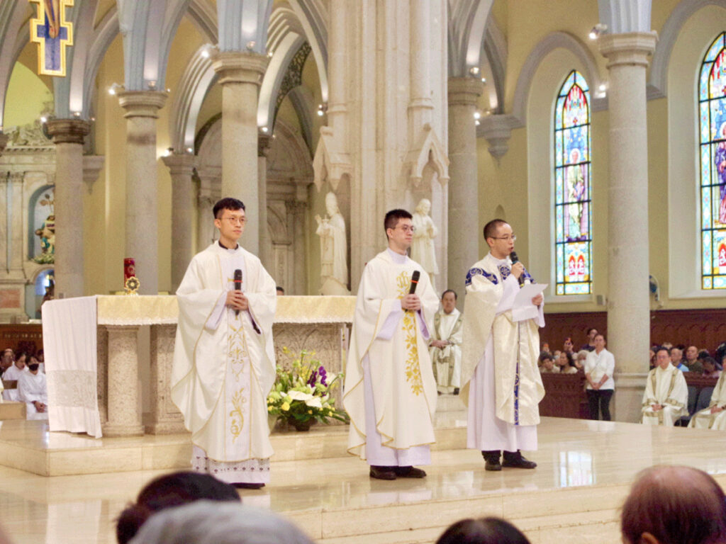 De gauche à droite Benoît Shum Hin-ho, Nicolas Chang Tai-yin et Joseph Lin Ruo-qi, ordonnés prêtres le 13 juin à Hong-Kong par le cardinal Stephen Chow.