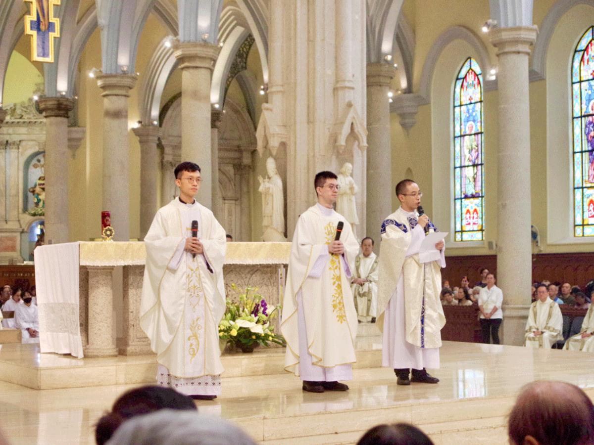 De gauche à droite Benoît Shum Hin-ho, Nicolas Chang Tai-yin et Joseph Lin Ruo-qi, ordonnés prêtres le 13 juin à Hong-Kong par le cardinal Stephen Chow.