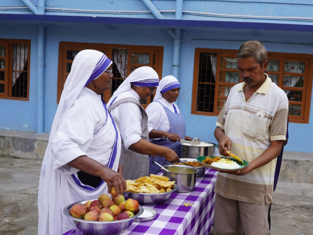 Des Missionnaires de la Charité servent de la nourriture à un homme au couvent de Ranchi en 2025. Chaque samedi, le couvent sert des repas aux hommes démunis et toxicomanes.
