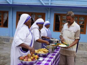 Des Missionnaires de la Charité servent de la nourriture à un homme au couvent de Ranchi en 2025. Chaque samedi, le couvent sert des repas aux hommes démunis et toxicomanes.