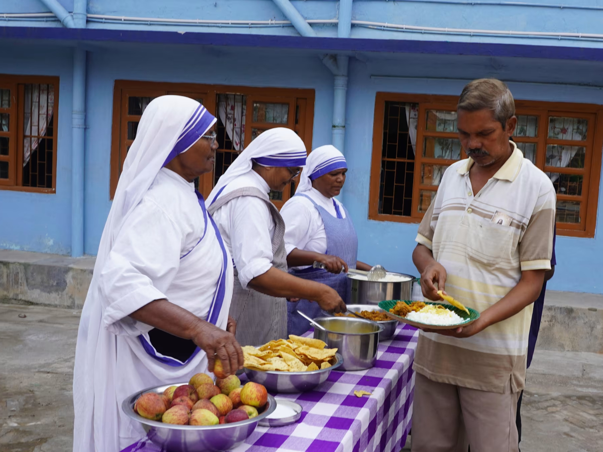 Des Missionnaires de la Charité servent de la nourriture à un homme au couvent de Ranchi en 2025. Chaque samedi, le couvent sert des repas aux hommes démunis et toxicomanes.