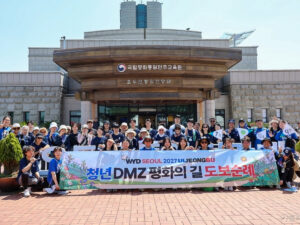 Des jeunes catholiques sud-coréens devant l’Observatoire de l’unification d’Odusan, à Paju, le 22 mai 2026 lors d’un pèlerinage pour la paix et la réconciliation.