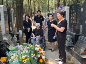 Des proches de victimes de la place Tiananmen rendent hommage à leurs proches au cimetière de Wanan, le 4 juin 2024 à Pékin.