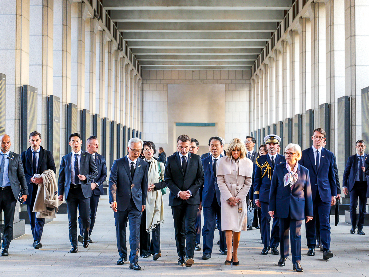 Emmanuel et Brigitte Macron au Mémorial de la guerre de Corée, dans le quartier de Yongsan, à Séoul, le 2 avril 2026.