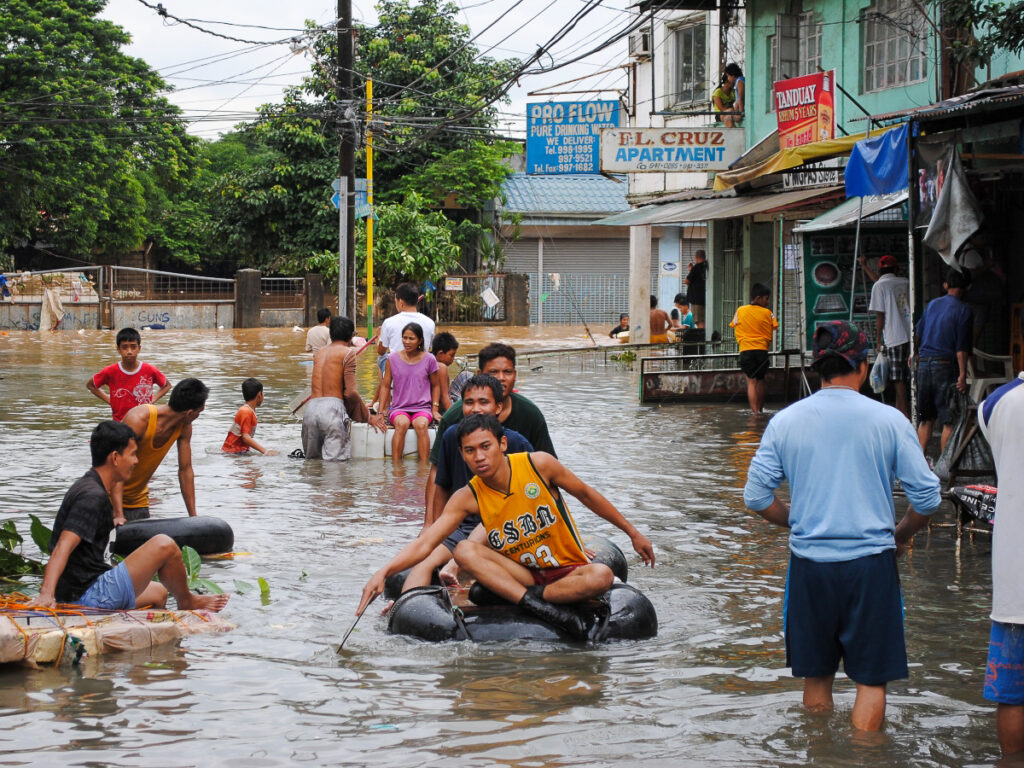 L’archipel philippin fait partie des régions les plus exposées à des risques climatiques extrêmes (ici, une inondation à Manille fait suite au passage d’un typhon).