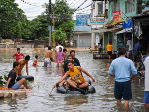L’archipel philippin fait partie des régions les plus exposées à des risques climatiques extrêmes (ici, une inondation à Manille fait suite au passage d’un typhon).