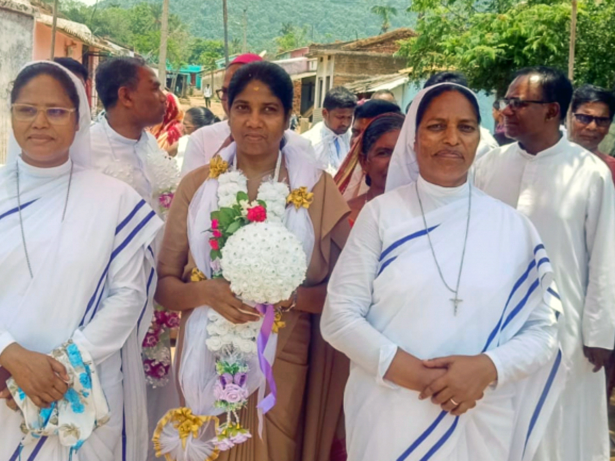 Le 26 mai, près de 300 fidèles, dont 35 prêtres et 20 religieuses, ont participé au jubilé d’argent de sœur Anjali Nayak à Kerubadi, dans le district de Kandhamal (Odisha).