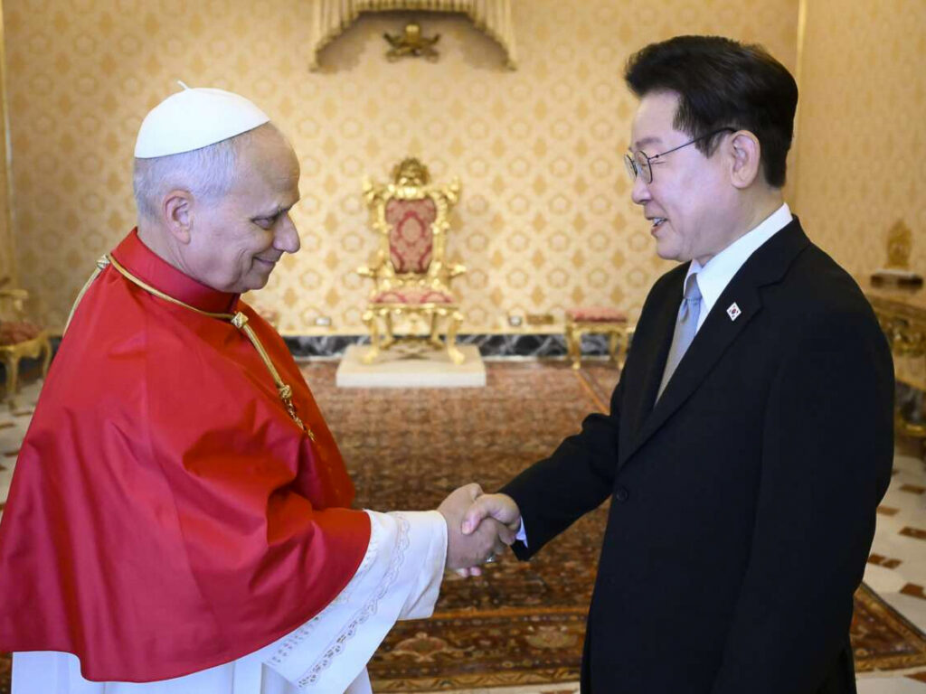 Le pape Léon XIV accueille le président sud-coréen Lee Jae-myung lors de leur rencontre au Palais apostolique du Vatican, lundi 15 juin.