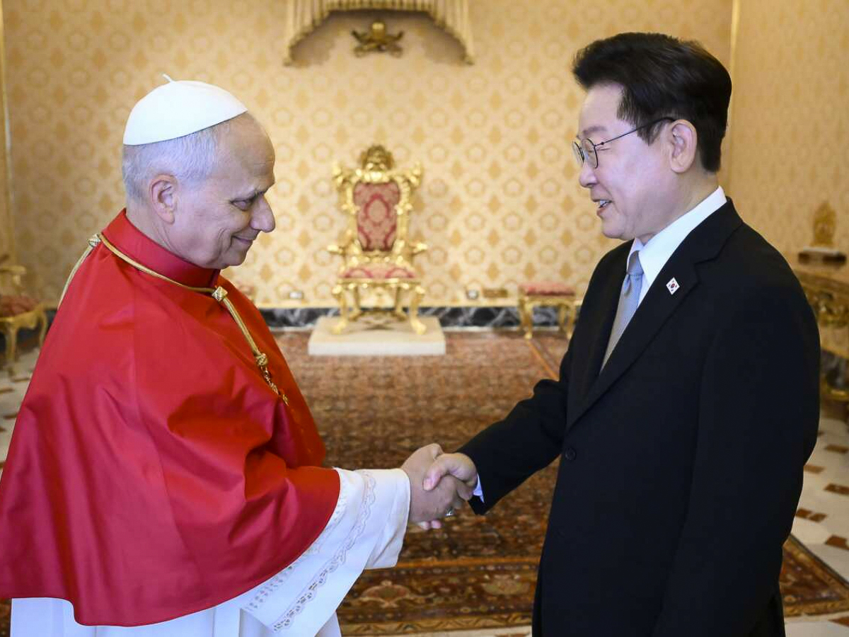 Le pape Léon XIV accueille le président sud-coréen Lee Jae-myung lors de leur rencontre au Palais apostolique du Vatican, lundi 15 juin.