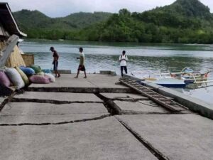 Le séisme de lundi a provoqué de nombreux dégâts, comme ici dans l’île de Sarangani, au sud de l’archipel philippin.