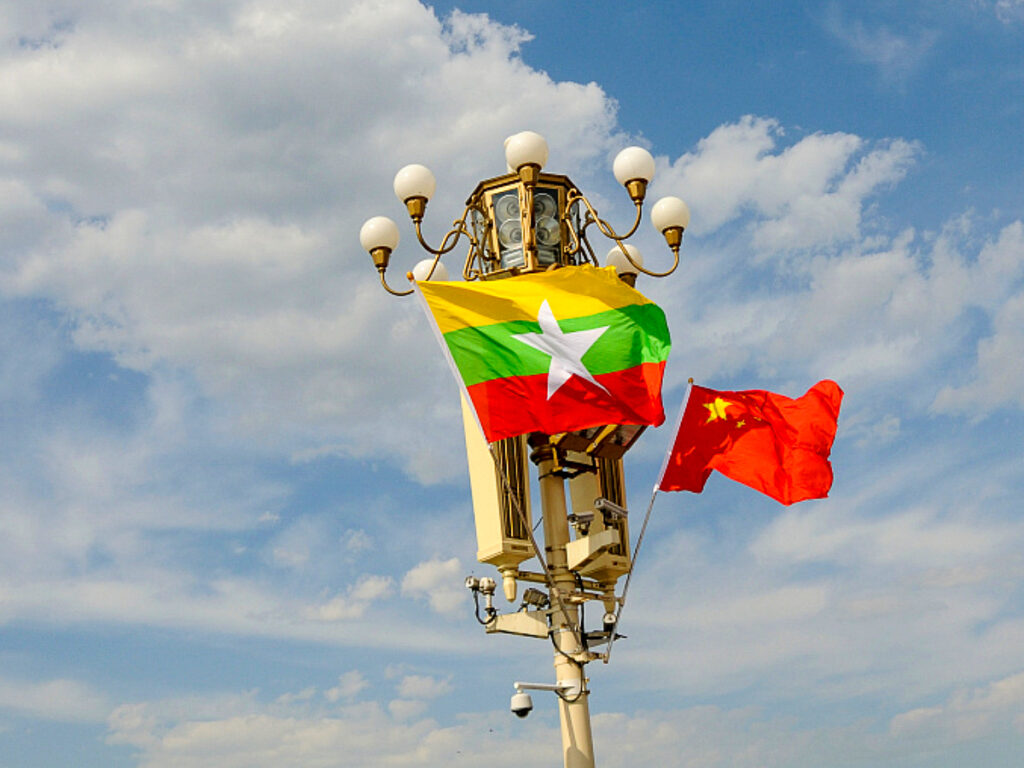 Les drapeaux birmans et chinois. En retour du large soutien de Pékin, le régime birman n’est pas en position de refuser quoi que ce soit aux autorités chinoises.