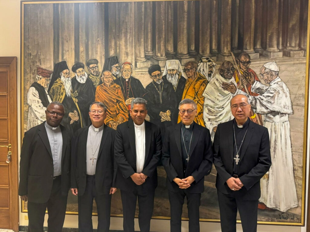 Les évêques de Hong-Kong et de Macao avec Mgr Indunil Janakaratne Kodithuwakku, secrétaire du dicastère pour le Dialogue interreligieux.