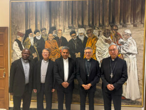 Les évêques de Hong-Kong et de Macao avec Mgr Indunil Janakaratne Kodithuwakku, secrétaire du dicastère pour le Dialogue interreligieux.