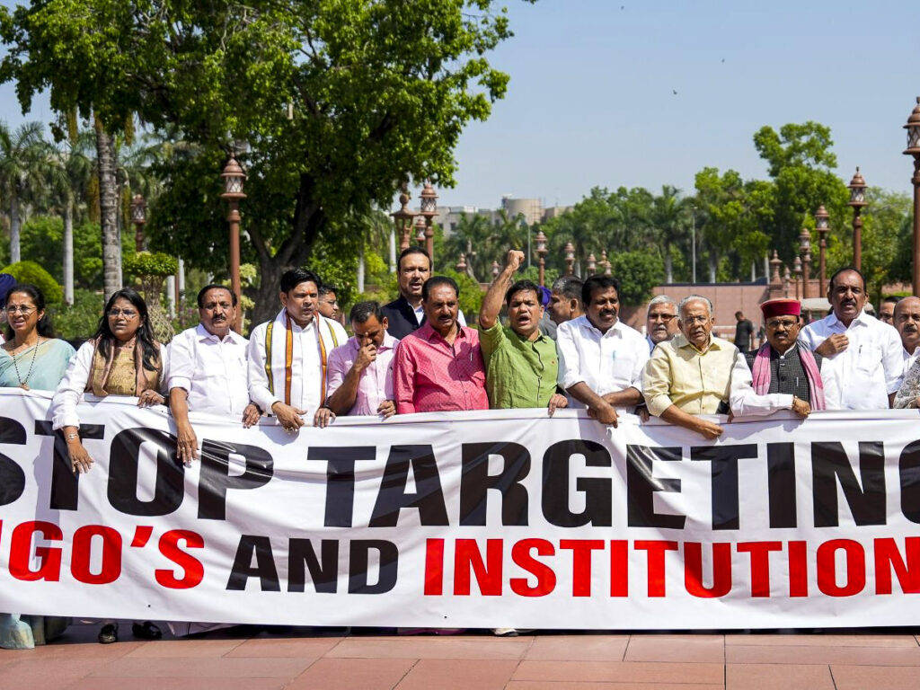 Manifestation, le 28 juin à New Delhi, contre un projet d’amendement de la loi de 2010 sur les financements étrangers.