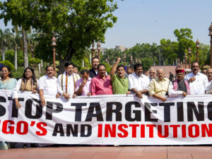 Manifestation, le 28 juin à New Delhi, contre un projet d’amendement de la loi de 2010 sur les financements étrangers.