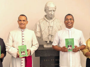 Mgr Andrea Francia, chargé d’affaires de la nonciature en Inde, et le père Stephen Alathara, secrétaire général adjoint de la CCBI, le 10 juin à New Delhi.