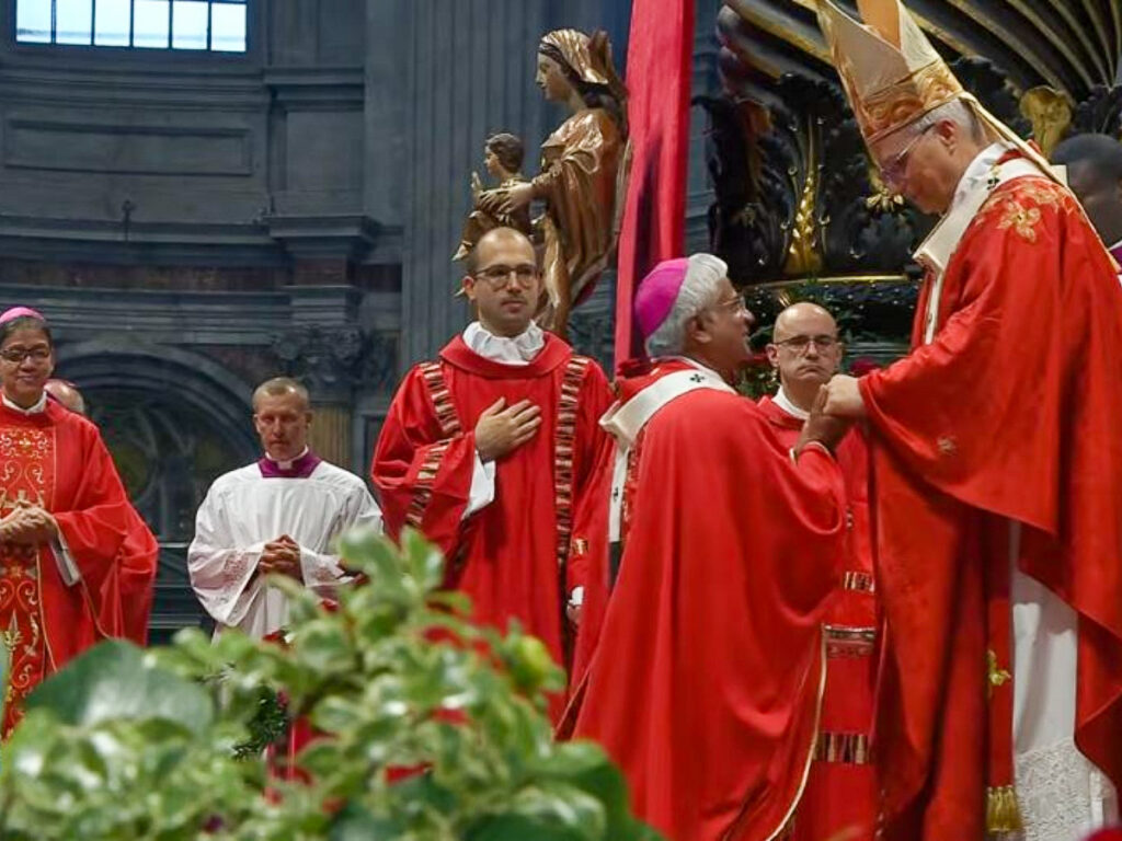Mgr Antonysamy Savarimuthu, archevêque de Madurai (Inde), le 29 juin dans la basilique Saint-Pierre en recevant le pallium.Mgr Antonysamy Savarimuthu, archevêque de Madurai (Inde), le 29 juin dans la basilique Saint-Pierre en recevant le pallium.