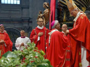 Mgr Antonysamy Savarimuthu, archevêque de Madurai (Inde), le 29 juin dans la basilique Saint-Pierre en recevant le pallium.Mgr Antonysamy Savarimuthu, archevêque de Madurai (Inde), le 29 juin dans la basilique Saint-Pierre en recevant le pallium.