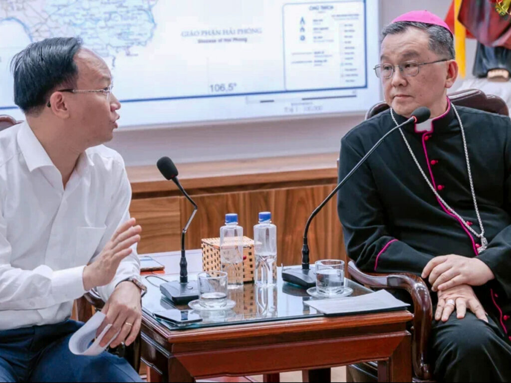 Mgr Joseph Do Quang Khang, évêque de Bac Ninh, le 10 juin avec le vice-président de la province, Pham Van Thinh.